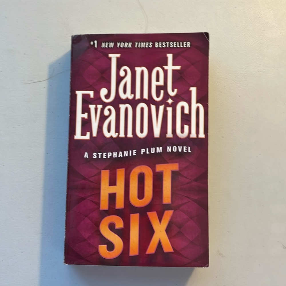 📚2/$6  Hot Six #6 in the Stephanie Plum Series